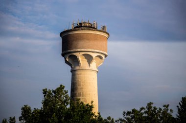 Venedik, İtalya - 11 Haziran 2013: Venedik yakınlarındaki su kulesi gökyüzüne karşı