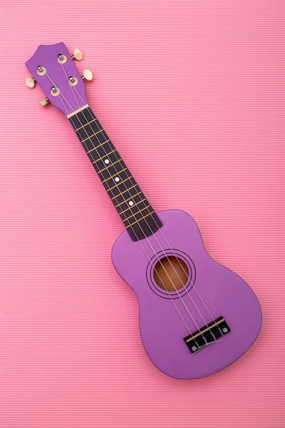 Guitarra Ukelele Cuatro Cuerdas Sobre Fondo Rosa — Foto de Stock