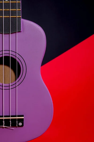 Fragmento Guitarra Ukelele Cuatro Cuerdas Sobre Fondo Negro Rojo — Foto de Stock