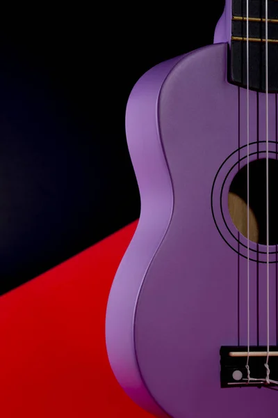 Fragmento Guitarra Ukelele Cuatro Cuerdas Sobre Fondo Negro Rojo — Foto de Stock