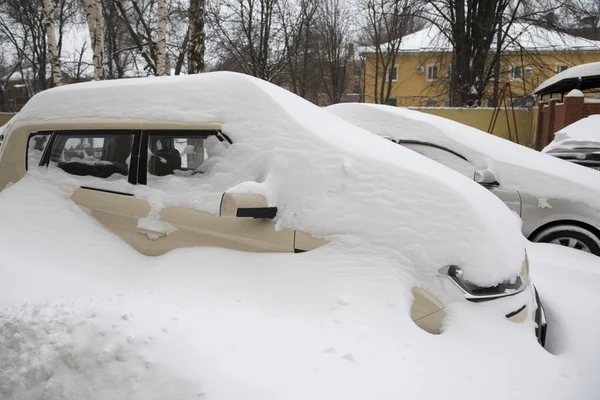 Auto Onder Een Grote Laag Sneeuw Een Parkeerplaats — Stockfoto