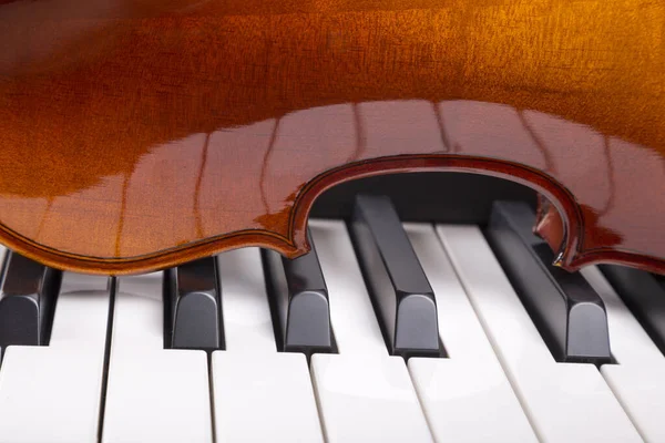 Las Teclas Piano Reflejan Fragmento Violín — Foto de Stock