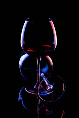 Siyah arka planda camdan objelerle dolu bir hayat