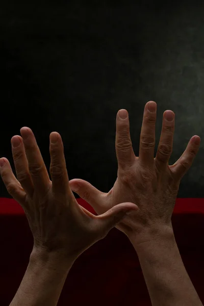 Male Hands Fingers Apart Dark Background — Stock Photo, Image