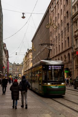 Helsinki, Finlandiya - 17 Ocak 2020: Helsinki 'nin merkezindeki caddelerden birinde tramvay