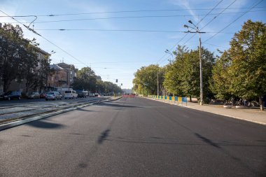 Dnipro, Ukrayna - 04 Ekim 2015: Rabochaya caddesinde yeni asfalt ve tramvay rayları döşenmesi