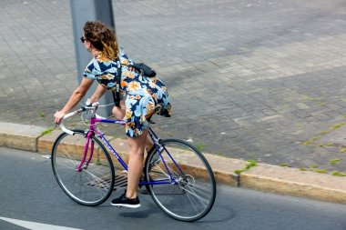Berlin, Almanya - 01 Temmuz 2018: Genç kız Berlin caddesi boyunca bisiklet sürüyor