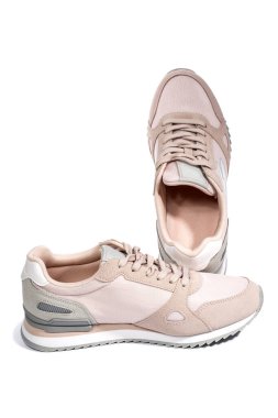 Açık pembe yaz spor ayakkabıları beyaz arka planda