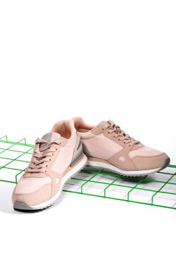 Açık pembe yaz spor ayakkabıları beyaz arka planda