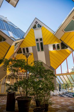 Rotterdam, Hollanda - 3 Temmuz 2018: Küp ev - Rotterdam 'ın orijinal simgesi