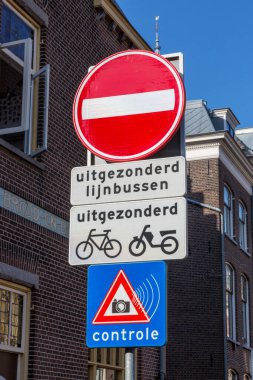 Delft, Hollanda - 3 Temmuz 2018: Trafik levhası 