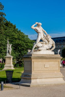 Paris, Fransa - 4 Temmuz 2018: Paris 'teki Tuileries Garden' da Minotaur ile Theseus 'un heykel kompozisyonu