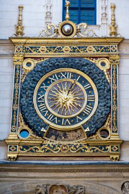 Fransa 'da Rouen' in merkezindeki kemerin üzerinde 14. yüzyılın astronomik saati.