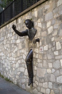 Paris, Fransa - 5 Temmuz 2018: Montmartre, Paris 'te Duvarların Arasında Yürüyen Heykel