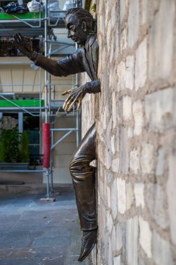 Paris, Fransa - 5 Temmuz 2018: Montmartre, Paris 'te Duvarların Arasında Yürüyen Heykel