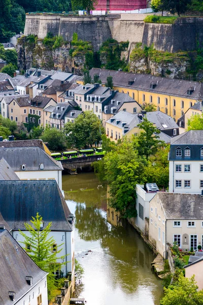 Lüksemburg, Lüksemburg Büyük Dükalığı - 6 Temmuz 2018: Alzette ve Lüksemburg Nehri manzarası