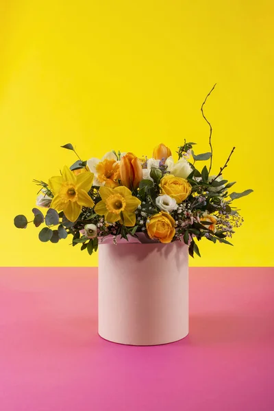 Hermoso Ramo Flores Sobre Fondo Color — Foto de Stock
