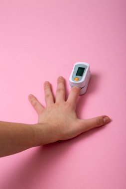 Bir gencin eli nabız ve kan oksimetreli oksijen doygunluğunu ölçer.