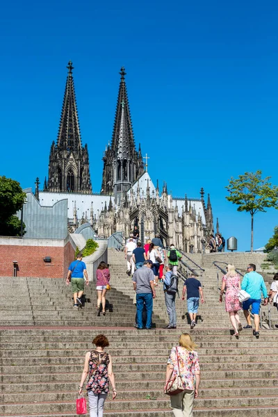 2018年7月7日ドイツ ケルン大聖堂の塔を背景に階段に立つ人々 — ストック写真