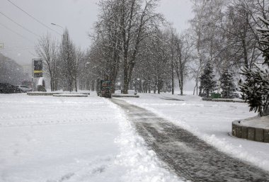 Şiddetli kar yağışında kasabada kar temizleme otobüsleri