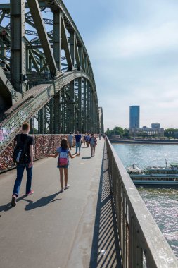 Köln, Almanya - 07 Temmuz 2018: İnsanlar Köln 'deki Hohenzollern Köprüsü' nün yaya kesiminde yürüyor