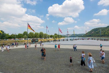 Koblenz, Almanya - 07 Temmuz 2018: İnsanlar, Moselle 'in Ren Nehri' ne döküldüğü Alman Köşesi boyunca yürür