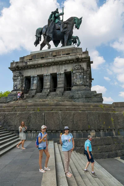 Koblencja Niemcy Lipca 2018 Ludzie Odpoczywają Pobliżu Pomnika Cesarza Wilhelma — Zdjęcie stockowe