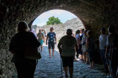 Marksburg, Almanya - 07 Temmuz 2018: Almanya 'daki Marksburg şatosunun kale duvarındaki insanlar için yaya geçidi