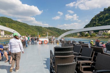 Kamp-Bornhofen, Almanya - 07 Temmuz 2018: Bir zevk gemisinin güvertesinde turistler