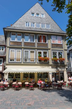 Goslar, Almanya - 08 Temmuz 2018: Almanya 'da Goslar' ın merkezindeki sokaklardan birinde sokak kafesi