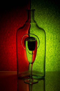 Renkli arka planda camdan objelerle dolu bir hayat