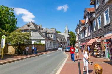 Goslar, Almanya - 08 Temmuz 2018: İnsanlar Almanya 'nın Goslar kentindeki sokaklardan birinde yürüyor