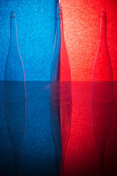 Stilleben Med Glasföremål Färgad Bakgrund — Stockfoto