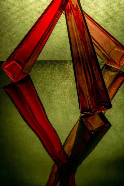 反射面上のガラス物体の抽象的な構成 — ストック写真