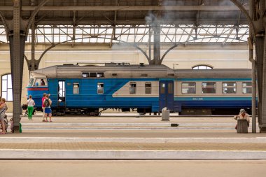 Lviv, Ukrayna - 10 Temmuz 2018: Tren Lviv tren istasyonuna varır