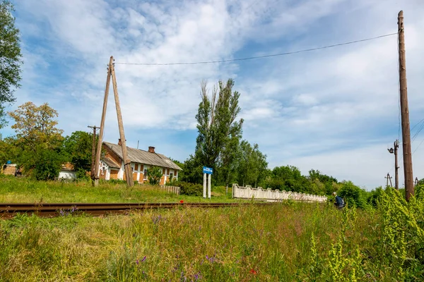 Kis Vidéki Vasútállomás Villanyoszlopok Ellen — Stock Fotó
