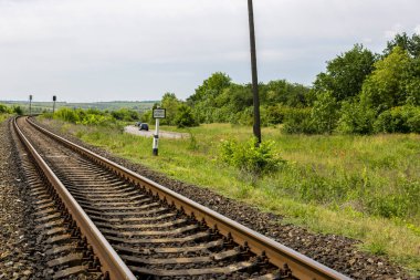Demiryolları ve yollarla yaz manzarası