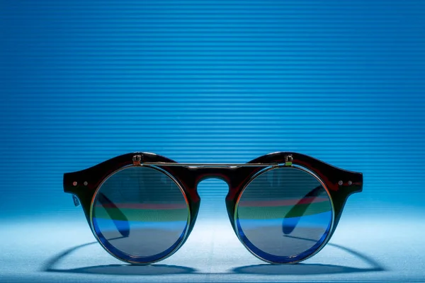Okulary Przeciwsłoneczne Podwójnym Szkłem Niebieskim Tle — Zdjęcie stockowe
