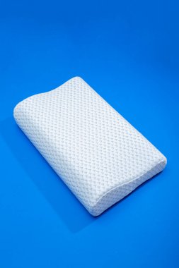 Mavi zemin üzerinde hafıza etkisi olan ortopedik yastık