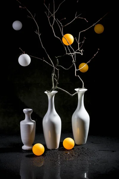 Natureza Morta Com Ramo Uma Fábrica Vasos Brancos Bolas Contexto — Fotografia de Stock