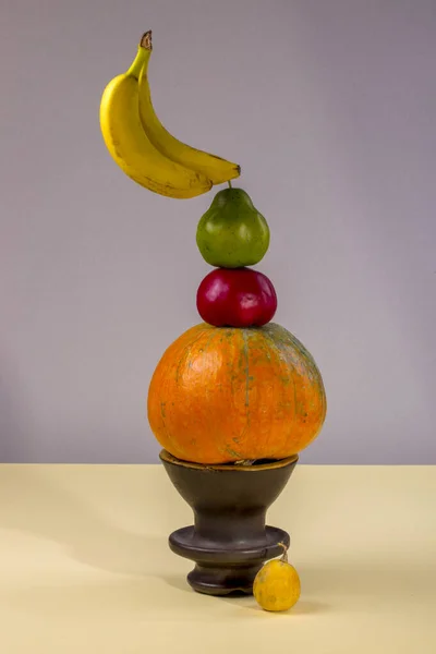 Stilleven Met Pompoenen Een Vaas Bananen Tomaat Een Peer — Stockfoto