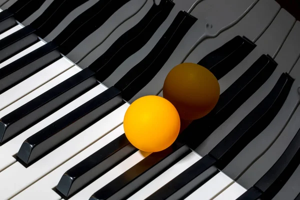 带有橙色球的电子钢琴键盘碎片 — 图库照片