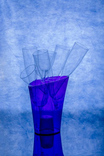 Nature Morte Abstraite Avec Des Objets Transparents Sur Fond Bleu — Photo