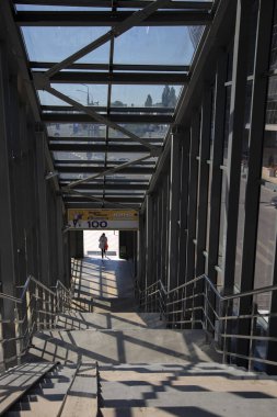 Belgorod, Rusya - 08 Temmuz 2021: Belgorod 'daki Bogdan Khmelnitsky Caddesi üzerindeki yaya geçidine giriş