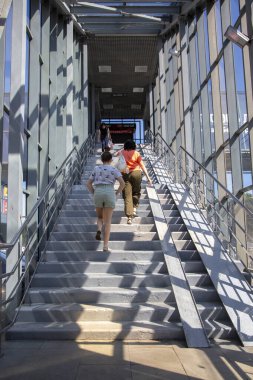 Belgorod, Rusya - 08 Temmuz 2021: Belgorod 'daki Bogdan Khmelnitsky Caddesi üzerindeki yaya geçidine giriş