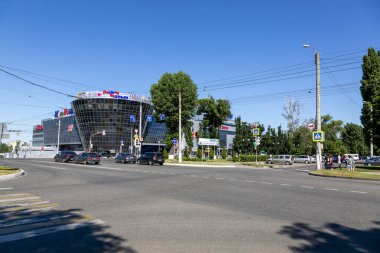 Belgorod, Rusya - 08 Temmuz 2021: Belgorod 'daki Modern Alışveriş ve Eğlence Merkezi