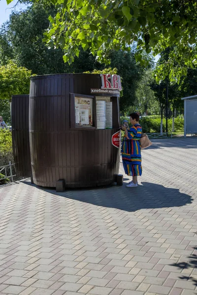 Belgorod Ryssland Juli 2021 Kvinna Köper Förfriskningar Gatan Belgorod — Stockfoto