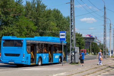 Belgorod, Rusya - 08 Temmuz 2021: Belgorod 'daki Bogdan Khmelnitsky Bulvarı' nda otobüs durağı