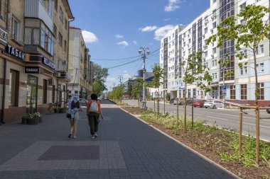 Belgorod, Rusya - 08 Temmuz 2021: Belgorod 'un merkezindeki Grazhdanskiy Caddesi