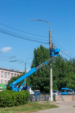 Belgorod, Rusya - 08 Temmuz 2021: Belgorod 'daki elektrik hattının onarımı